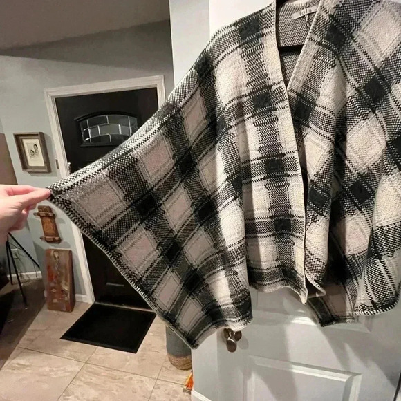 Lola Shawl - OS - Picture 4 of 6